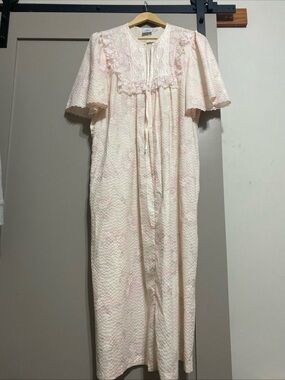 Vintage 80’s Classic Women's Pink Lace-Trim Nightgown Robe